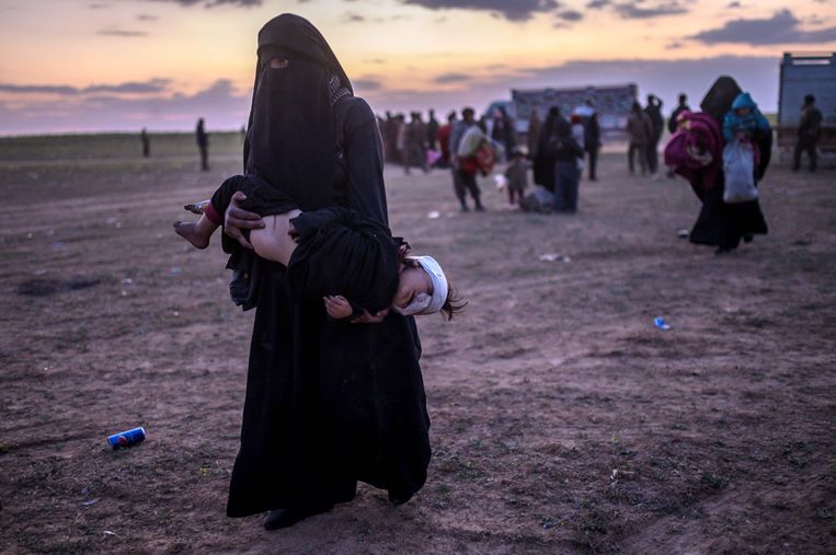 Een vrouw die was aangesloten bij Islamitische Staat in een door de Koerden geleid vluchtelingenkamp. Beeld AFP