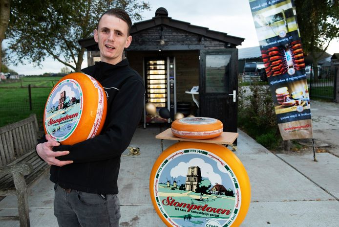 Niels Vernooij bij zijn nieuwe kaasautomaat in Ravenswaaij.