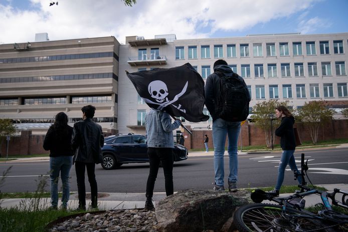 Piratenvlaggen voor de rechtszaal in Fairfax: normaal gezien ongehoord, tijdens het proces Depp dagelijkse kost.