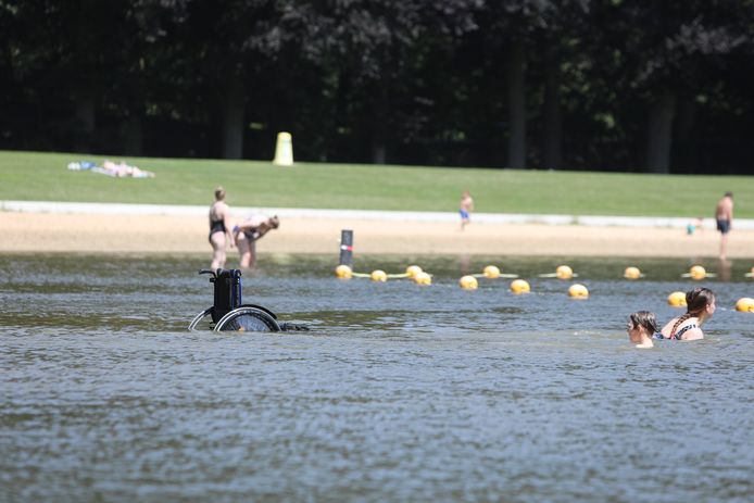 Het rolstoelpad ligt tegenover de kiosk op zonneweide twee. Over het strand, tot aan het water tot 50 centimeter van de drijflijn, legt Bas Waanders nauwkeurig uit.