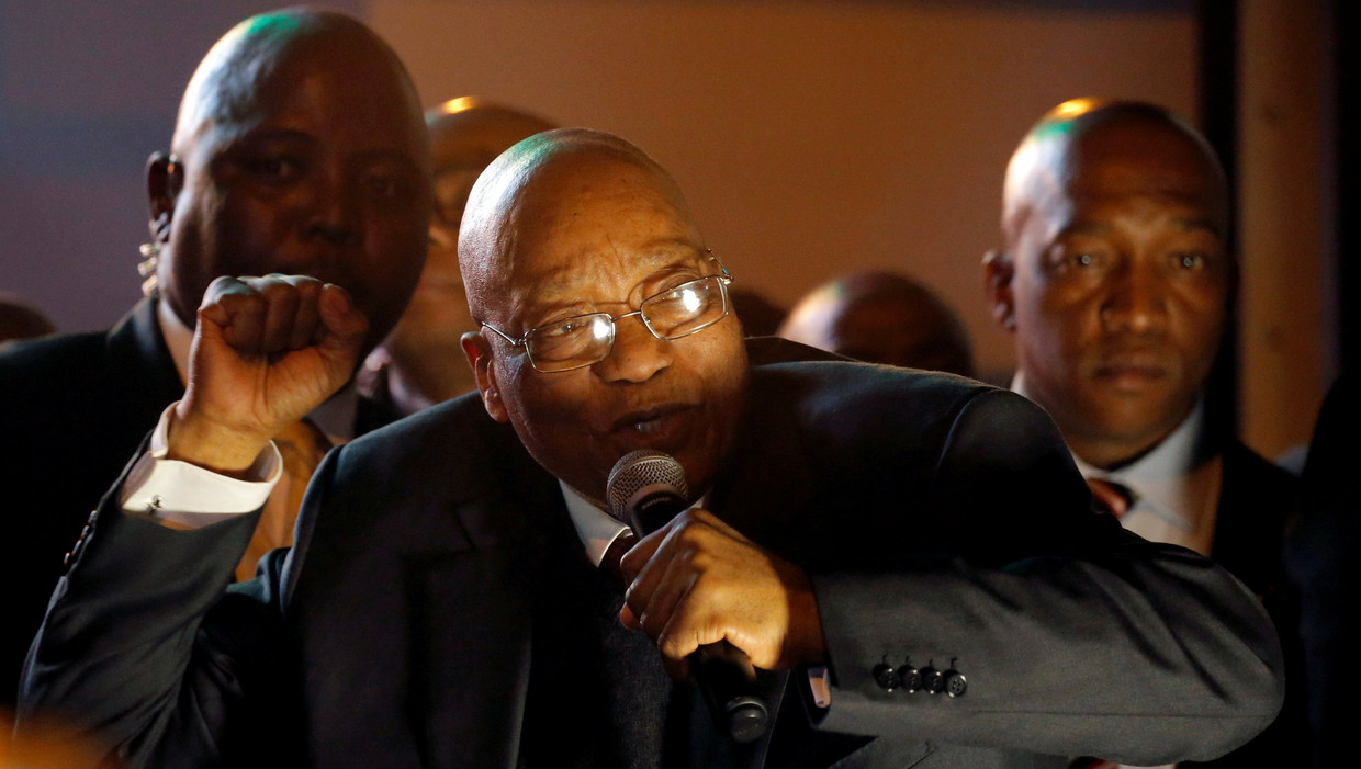 President Zuma viert dinsdagavond met aanhangers voor het parlement in Kaapstad zijn overwinning. Beeld reuters