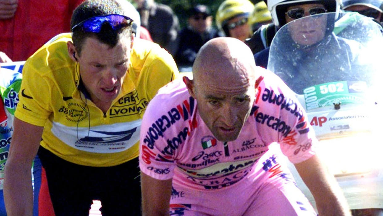 Armstrong en de inmiddels overleden Pantani tijdens de Tour in 2000. Beeld reuters