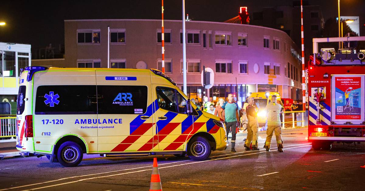 Twee doden bij aanrijding op Maasboulevard in Rotterdam, bestuurder slaat op de vlucht.