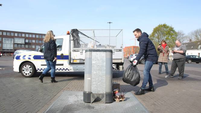 Snuffelen naar adressen tussen het afval. Al bij de tweede zak heeft de wethouder beet: dat is dan 125 euro.