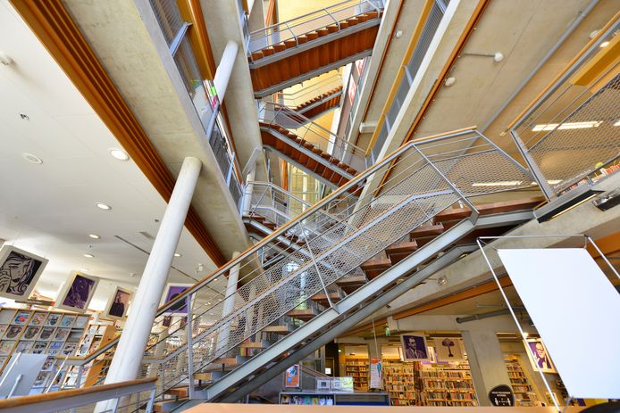 Het interieur van de openbare bibliotheek in Almelo.