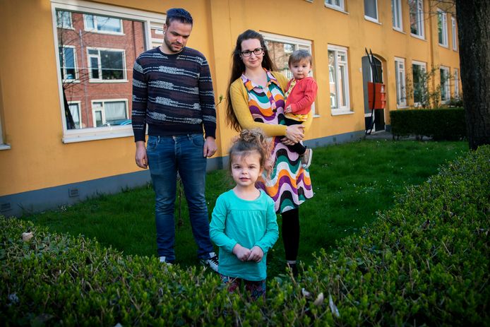Faelin met haar vader Albert, zusje Miki en moeder Karin van Balen.