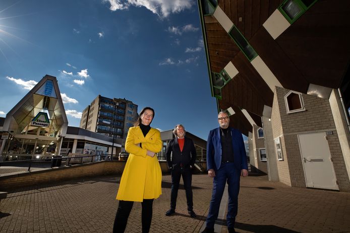 Coenen & Co opent 1 mei een nieuwe winkel in de Elzas Passage in Helmond. Marie-Claire Coenen, Joost de Vos en Peter de Krom (midden) met op de achtergrond hun nieuwe pand.