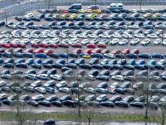 Lollige parkeerwachters van de Efteling sorteren auto’s op kleur, drone legt bijzonder plaatje vast