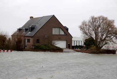 Water tot aan de brievenbus, huis in Perkpolder volledig omringd door zee