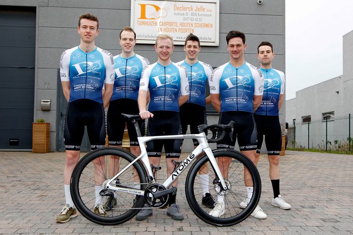 Cyclingteam Krampe met van links naar rechts Lilian Samoy, Lucas Markey, Michiel Denijs, Lander Goeminne, Simon Nowé en Sander Boysen.