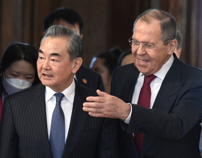 De Russische buitenlandminister Sergej Lavrov (rechts) met de Chinese topdiplomaat  Wang Yi tijdens een ontmoeting in Moskou februari.