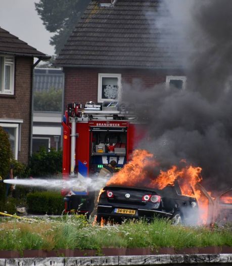 Auto vliegt tijdens het rijden in brand in Daarlerveen, inzittenden op tijd in veiligheid