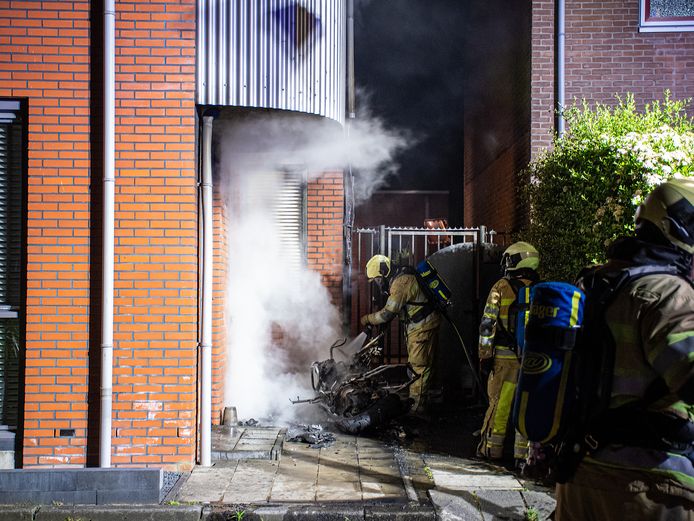 De motor wordt hier door brandweermannen geblust.