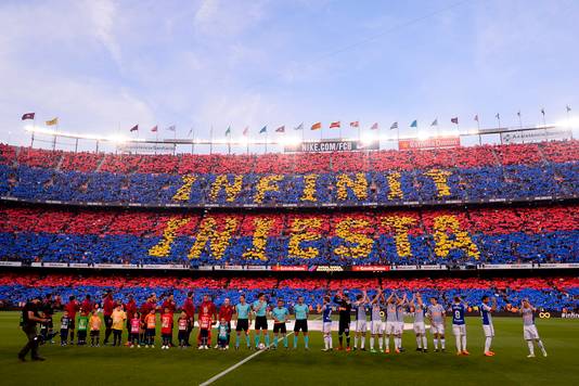 Het mozaïek van de supporters van FC Barcelona voor Andrés Iniesta: 'Infinito Iniesta',  'Iniesta tot in de eeuwigheid.'