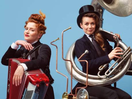 Cabaret duo Maartje en Kine vragen zich af waarom mensen muziek maken