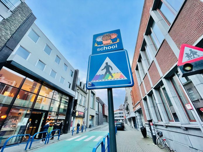 Verkeersborden aan het Esplanadeplein krijgen regenboogzebrapad.