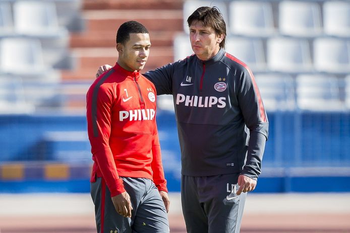 Luc Nilis werkt met de aanvallers van PSV, hier in 2014 met Memphis Depay.