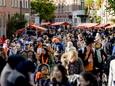 Opstoppingen, wandelfiles en mensenmassa’s: de Utrechtse vrijmarkt, zoals hier op de Hopakker, is een populaire bestemming tijdens Koningsdag.