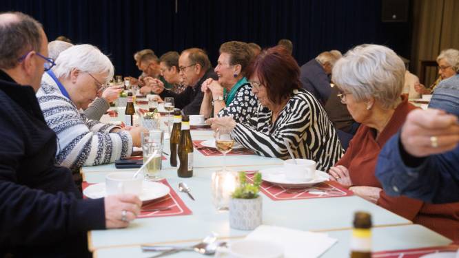 Samen tafelen in Dinteloord is een succes: ‘Rond de maaltijd voel je eenzaamheid het meest’