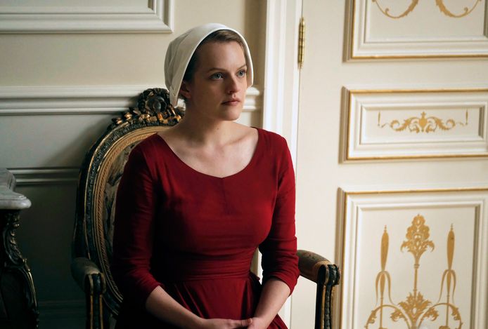 Elisabeth Moss als Offred in ‘The Handmaid’s Tale’.