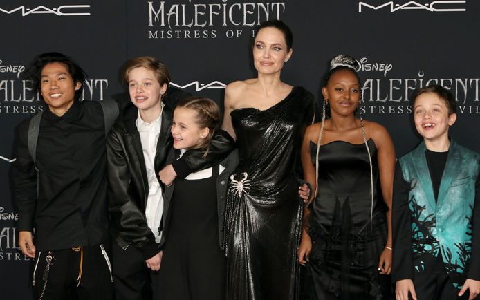 Angelina Jolie ,en haar kinderen, van links naar rechts Pax Jolie-Pitt, Shiloh Jolie-Pitt, Vivienne Jolie-Pitt, Zahara Jolie-Pitt en Knox Jolie-Pitt.