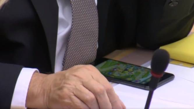 Et pendant ce temps, Jan Jambon joue à... Angry Birds