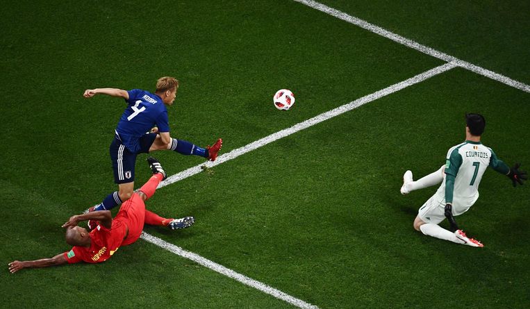 Kompany en doelman Courtois proberen de Japanner Keisuke Honda af te blokken. Beeld AFP