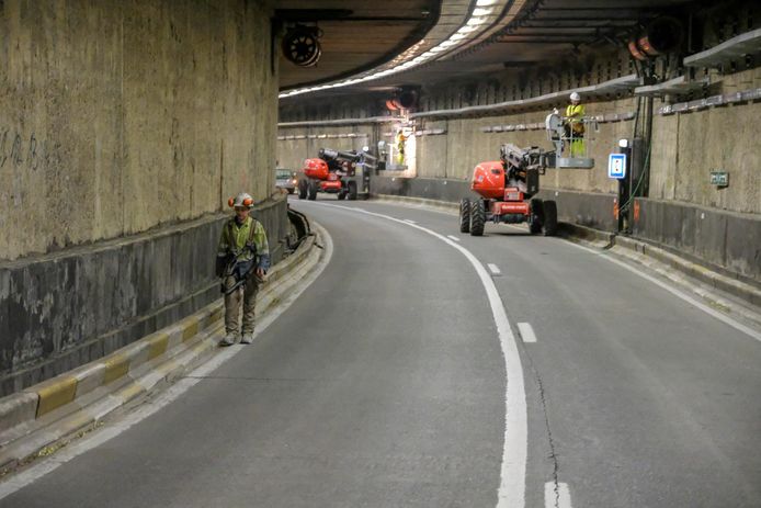 Dit is het zicht voor de komende maanden in de Leopold II-tunnel: geen automobilisten meer, maar arbeiders.