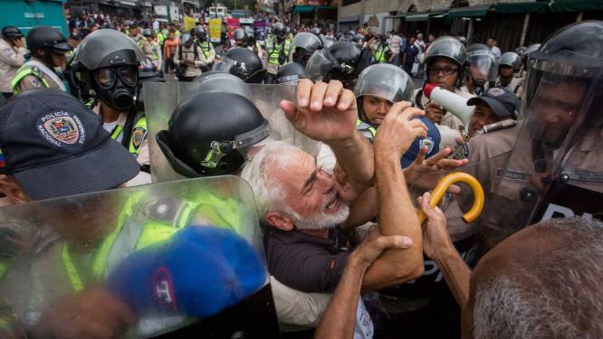 FOTO'S - ook zij ballen nog hun vuist: opa's en oma's voeren protest in Venezuela
