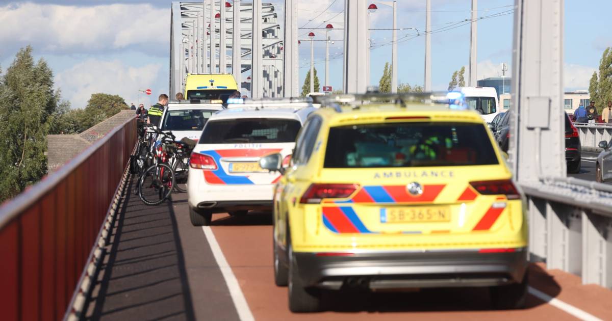 Fietsers gewond bij frontale botsing op John Frostbrug in Arnhem: één slachtoffer ernstig eraan toe.