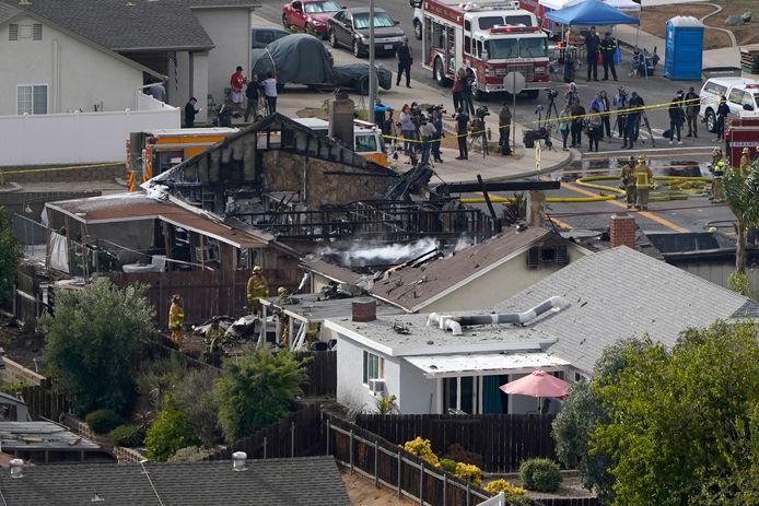 Door de crash van het vliegtuig werden twee woningen vernield. Brokstukken van het toestel zouden verspreid liggen over tien woningen.