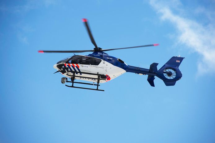 Een politiehelikopter speurde vanmiddag in Wezep na een melding van een schot of knal. De heli op de foto is overigens een andere.