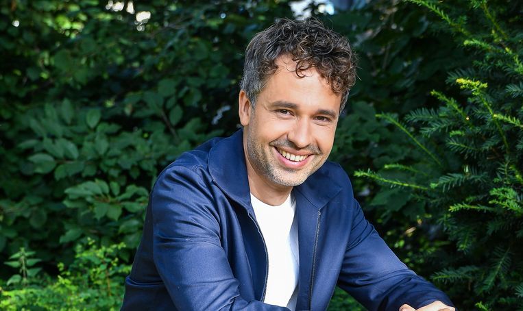 Thomas Vanderveken (38) is net gestart met een nieuw seizoen van ‘Alleen Elvis blijft bestaan’ (Canvas). Eerder onderzocht hij in ‘Voor Hetzelfde Geld’ op Eén hoe je kunt besparen of iets verdienen. Geld is voor hem nochtans niet het hoogste goed. Toch is hij zich erg bewust van zijn uitgavenpatroon en zijn financiën. Zijn eerlijke antwoord op tien geldvragen. “Voor grote uitgaven kan het zinvol zijn om in de buurlanden te shoppen, want België is echt duur.”
