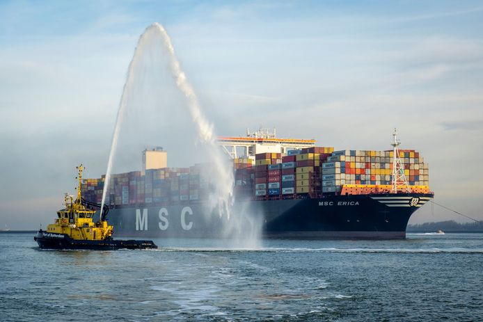 Woensdagochtend werden de eerste containerschepen die bij daglicht arriveerden in de
Rotterdamse haven door een patrouilleboot van het Havenbedrijf getrakteerd op een
spuitserenade.