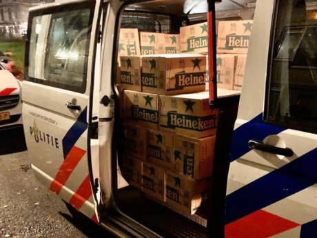 Politie neemt 5856 flesjes bier in beslag: ‘Alleen bitterballen ontbreken nog’