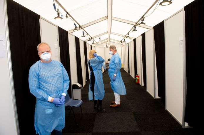 Een kijkje in de coronapost bij Gelre ziekenhuizen in Apeldoorn. Huisarts Joost Siegelaar is ‘ingepakt’ om besmetting met het coronavirus te voorkomen.