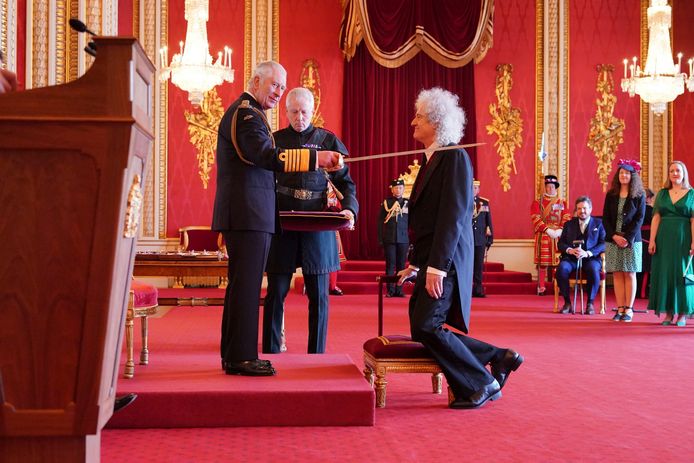 Brian May anobli par le roi Charles III à Buckingham Palace ce mardi.