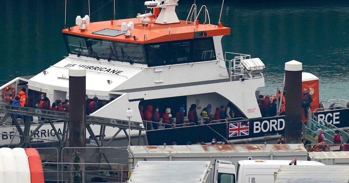 Britain and France sign an agreement to reduce the number of migrants crossing the channel |  outside
