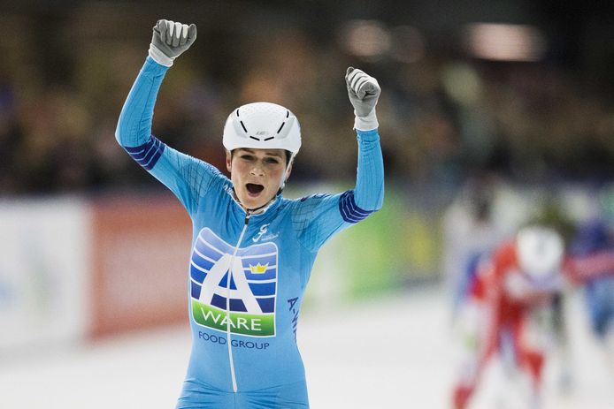 Irene Schouten wint het KPN NK marathon op kunstijs.