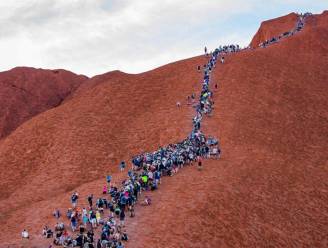 “Onrespectvolle" stormloop voor beklimming van heilige rode rots Uluru (nu het nog kan)