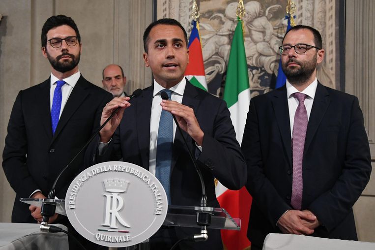 Leider van de Vijfsterrenbeweging, Luigi di Maio (midden), staat de pers te woord. Aan zijn zijde staan collega’s Stefano Patuanelli (rechts) en Francesco D’Uva. Beeld EPA