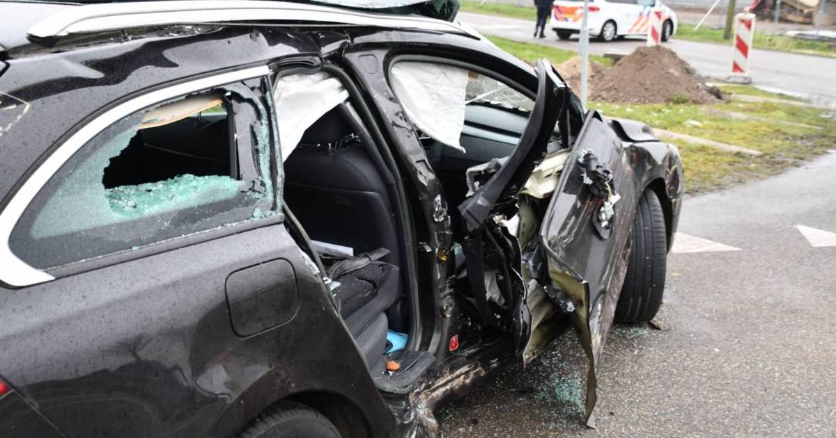 Twee gewonden na botsing tussen auto en vrachtwagen in Hulst.