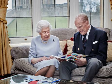 Queen Elizabeth en Philip krijgen op 73e trouwdag kleurrijke kaart van kleinkinderen