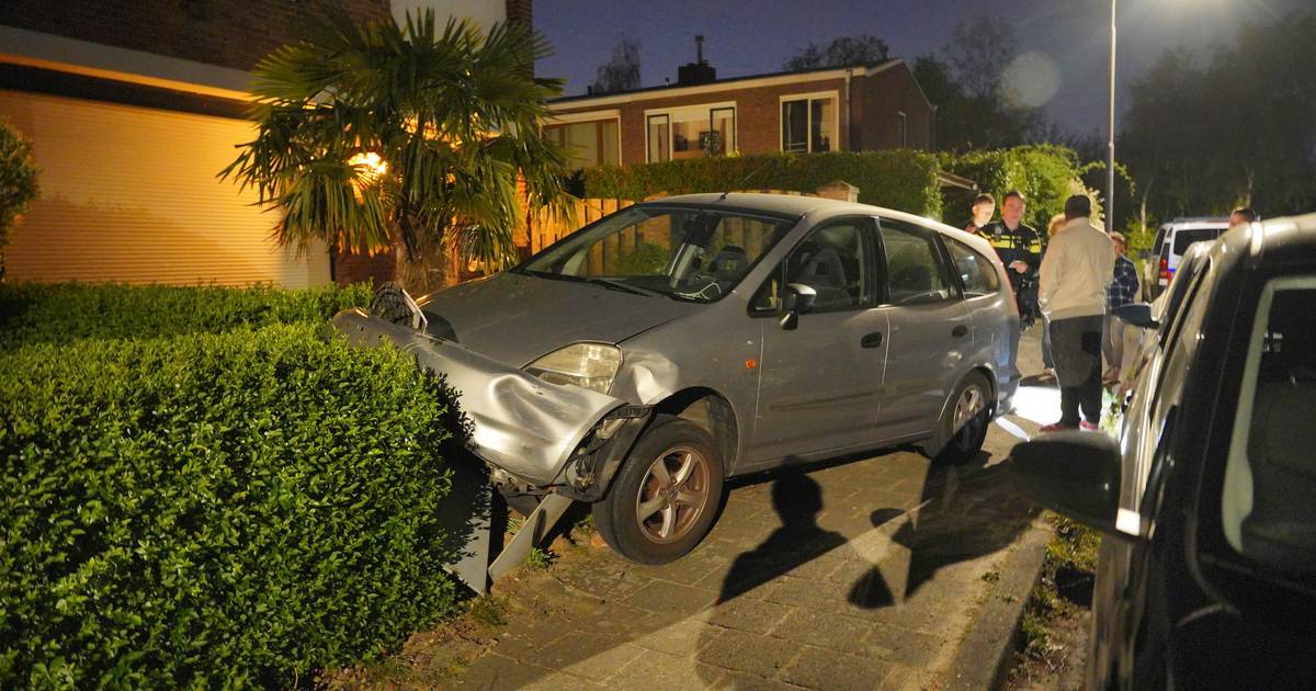 Driver wants to drive away but ends up with car in front yard in Nijmegen |  Nijmegen