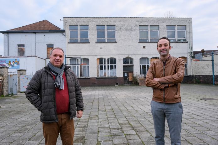 Schepenen Dirk Philips (links) en Bart Dewandeleer op de oude speelplaats van de gemeenteschool van Sint-Stevens-Woluwe.