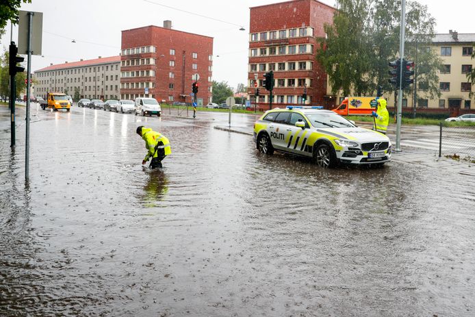 Een overstroomde straat na hevig stormweer in Oslo, Noorwegen.