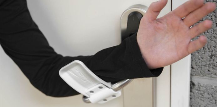 Het bedrijf ontwikkelde eerder een opzetstuk dat het mogelijk maakt om deuren te openen met de onderarm waardoor contact met de klink vermeden kan worden.