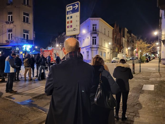 Marc Servais en enkele andere buurtbewoners wachten al uren buiten.