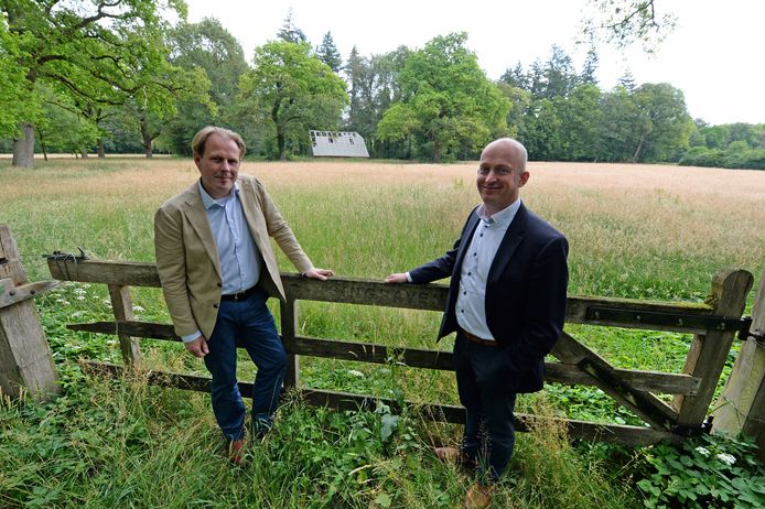 Rentmeester Kees Jan Meijer  en Paul Scholten (r) bij een van de oude erven waar nieuwe landhuizen worden gebouwd op het landgoed. „Qua beeldvorming gaan we terug naar vroeger.”