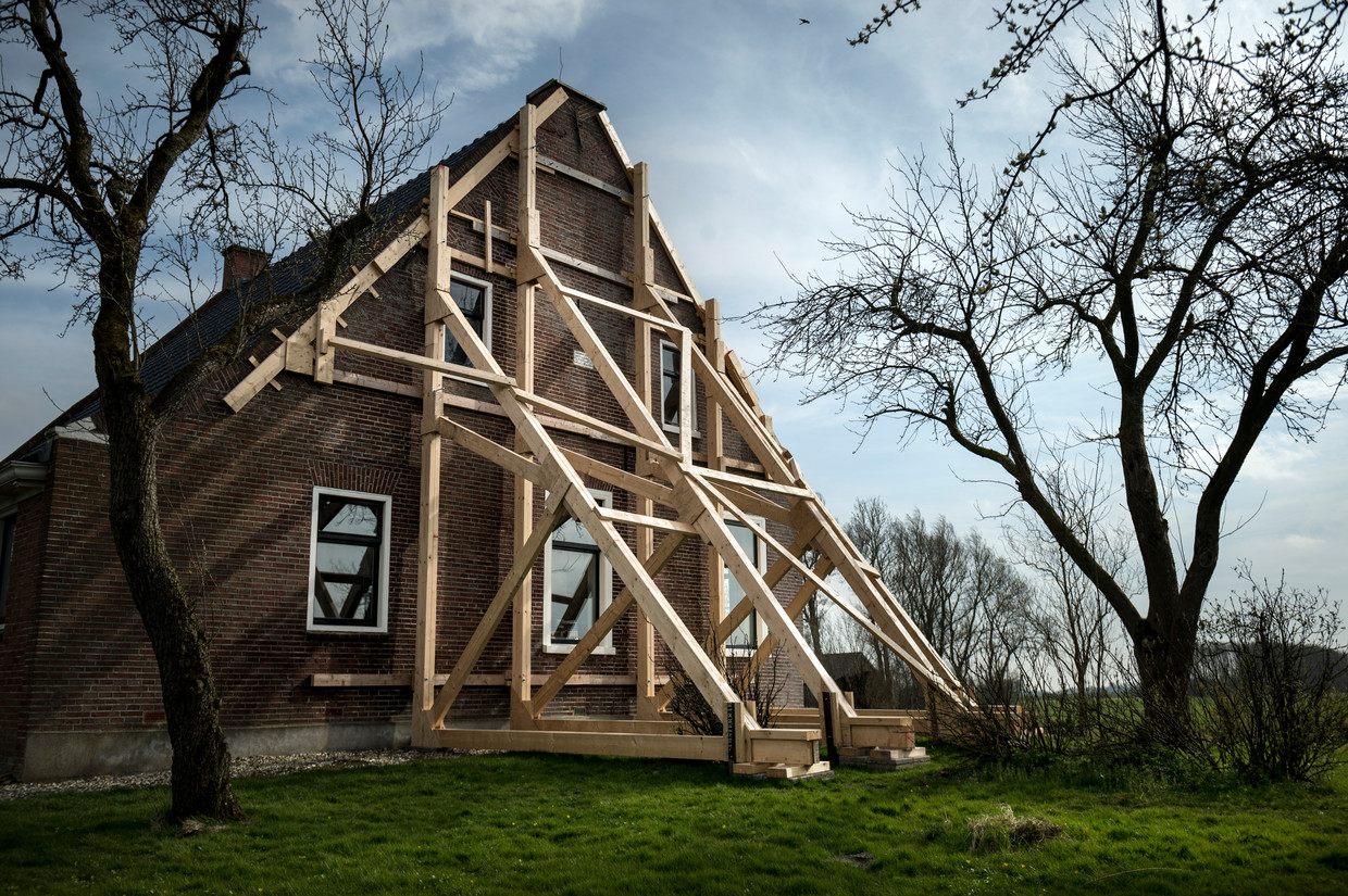 Een boerderij in in het Groningse dorp Startenhuizen is zwaar beschadigd door de aardbevingen. Beeld Hollandse Hoogte